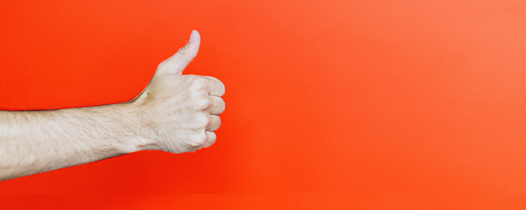 Br24 Blog The perfect background for product photos: Hand with thumbs up against red background