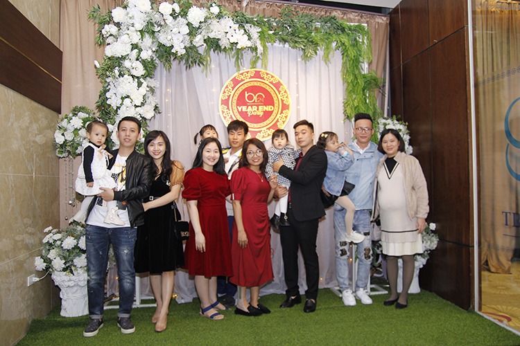 Br24 Blog Tet-Party 2020: Vietnam - Gruppenfoto von einigen unserer Mitarbeiter mit ihren Familien