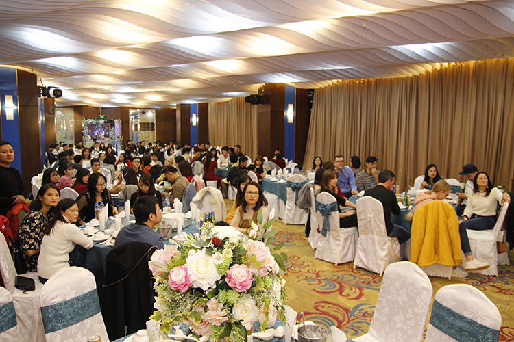 Br24 Blog Tet-Party 2020: Vietnam - Foto des Festsaals mit unseren Mitarbeitern