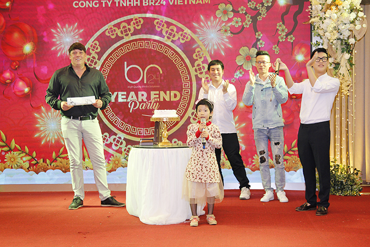 Br24 Blog Tet-Party 2020: Vietnam - Mitarbeiter von Br24 singen Karaoke auf der Bühne