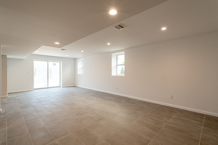 Br24 Blog All about Virtual Staging: Photo of an empty room with white walls, patio door and windows in the background before Virtual Staging