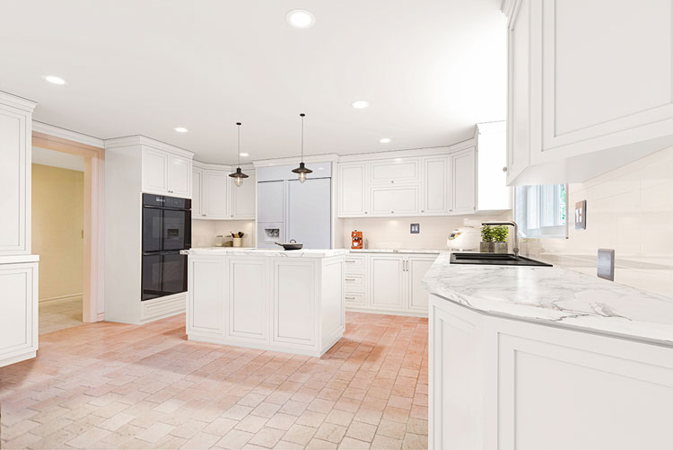 Real Estate: Kitchen with white fronts before virtual renovation