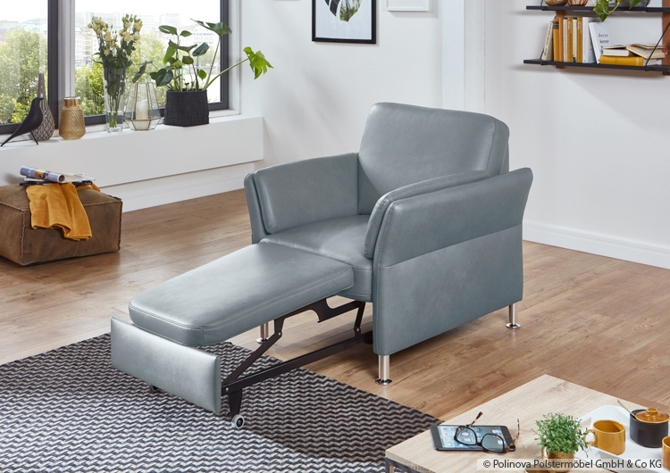 Br24 Key Visuals for e-commerce: Grey armchair in a living room with pull-out function shown