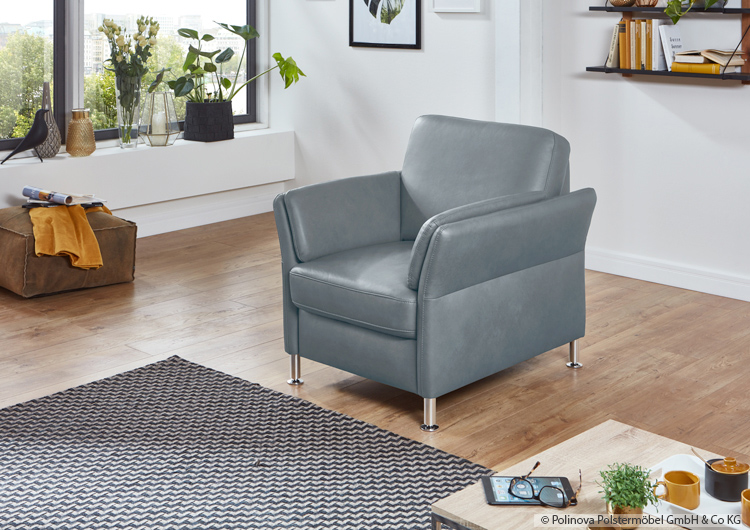 Br24 Die wichtigsten Visuals für E-Commerce: Grauer Sessel in einem Wohnzimmer ohne Ausziehfunktion abgebildet