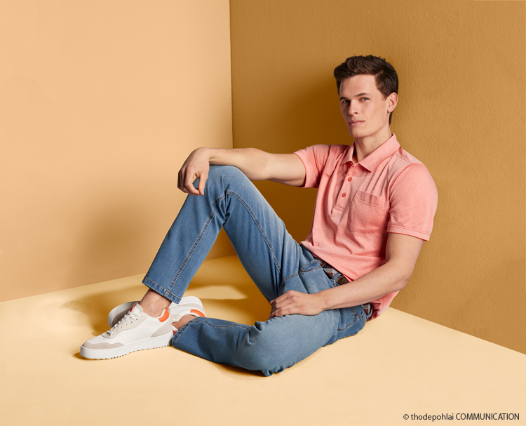 Br24 Key Visuals for e-commerce: Male model in a simple setting after retouching
