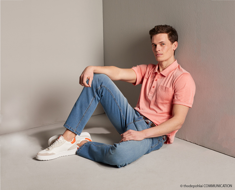 Br24 Key Visuals for e-commerce: Male model in a simple setting before retouching