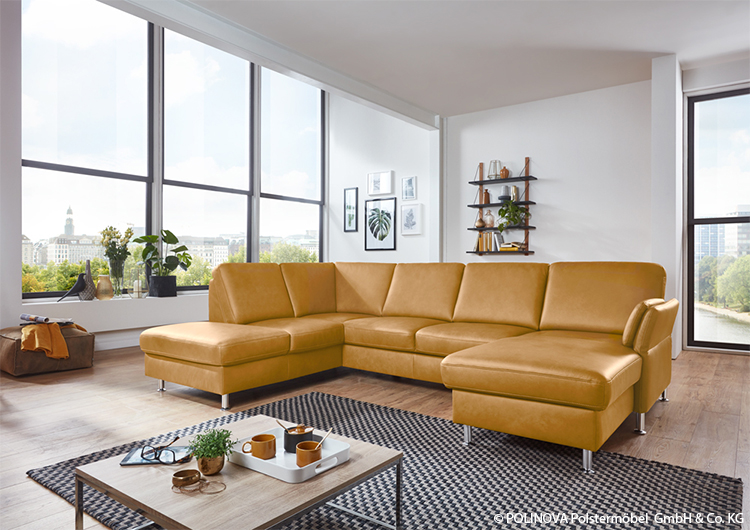Br24 Umfärben: Wohnzimmer mit gelber Ledercouch nach dem Umfärben