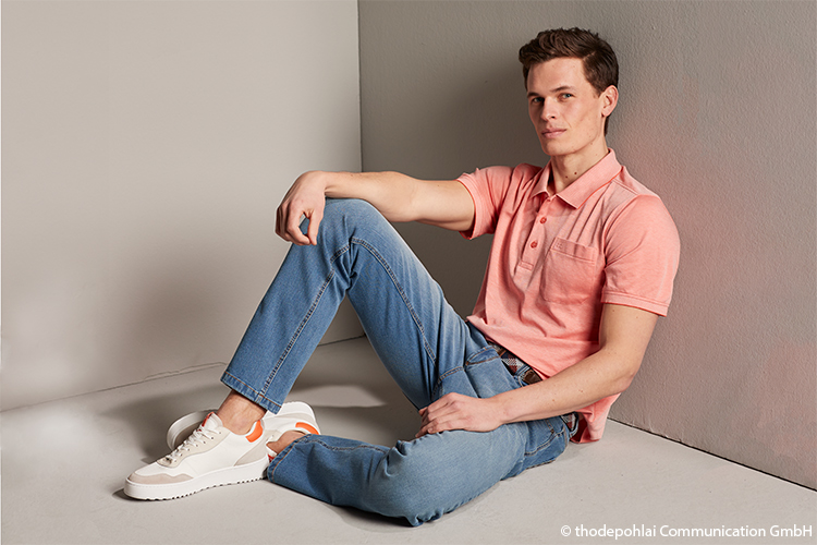Br24 Fashionretusche: Männliches Model in Jeans und T-Shirt vor der Fashionretusche