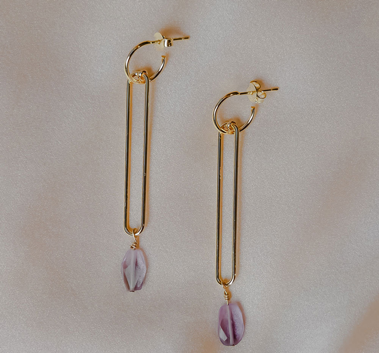 Br24 Product Retouch: A pair of earrings before product retouching