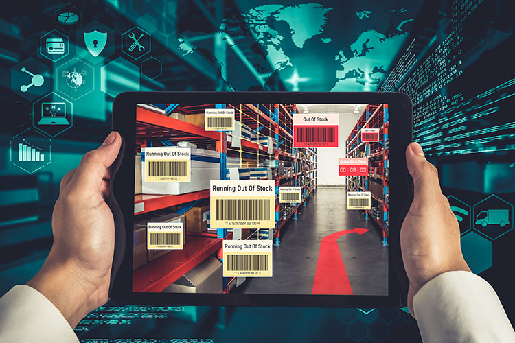 Br24 Blog Visuelle Trends 2022 in Bildwelten & E-Commerce: Augmented Reality & Virtual Reality, Zwei Hände halten ein Tablet, das den aktuellen Warenbestand per Augmented Reality anzeigt