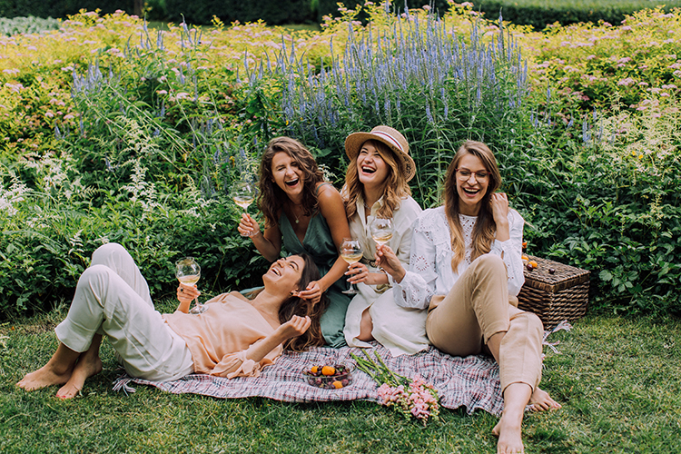 Br24 Blog Visual Trends 2022 in Imagery & E-Commerce: Optimism & Playfulness, group of women laughing and having fun outdoors