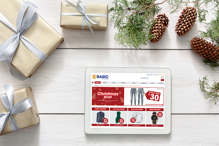 Weihnachtsonlineshopping Hintergrund. Tablet screen mit E-commerce onlineshop mit Geschenken und Weihnachtsdekoration um herum