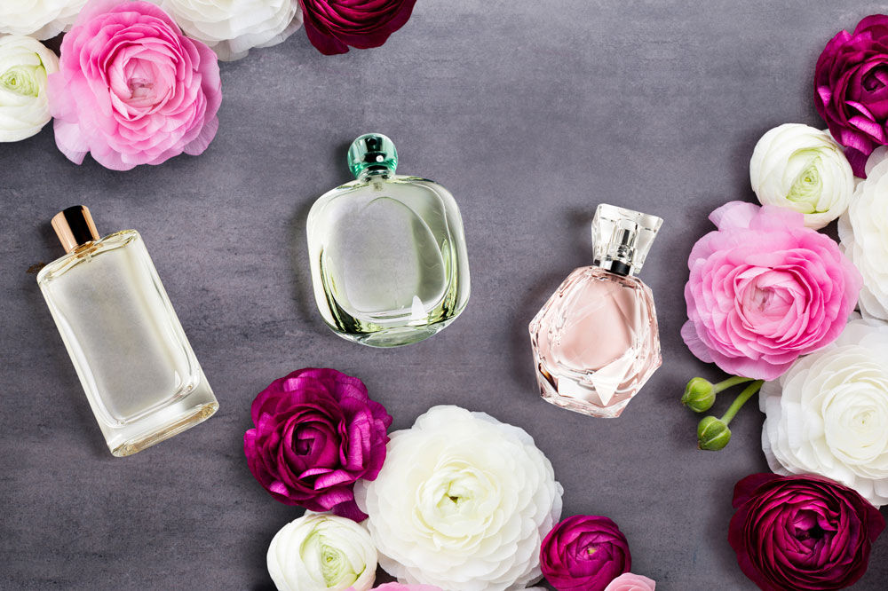 Br24 Advertising & Marketing: Roses and perfume bottles on an anthracite background after composing