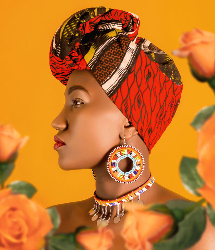 Br24 Farbkorrektur: Porträt eines weiblichen Models mit Kopfbedeckung mit rotem Muster, im Vordergrund orange Blumen