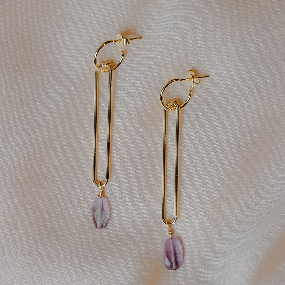 Br24 E-Commerce: lange goldene Ohrringe mit farbigem Stein vor der Bearbeitung