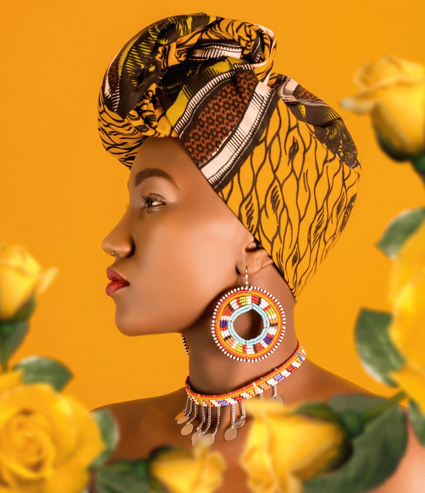 Br24 Farbkorrektur: Porträt eines weiblichen Models mit Kopfbedeckung mit orangem Muster, im Vordergrund gelbe Blumen