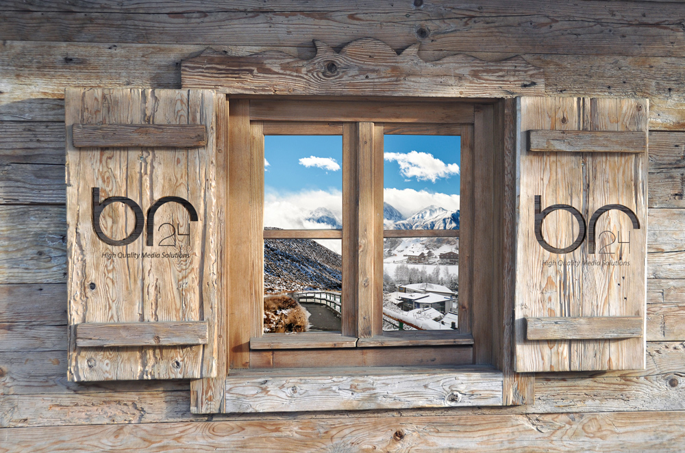 Br24 CGI: Holzfenster mit Blick auf eine Winterlandschaft