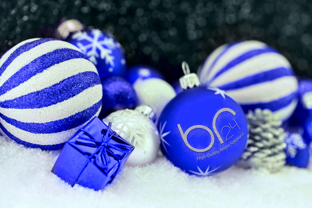 Br24 Farbkorrektur: Blaue Br24-Weihnachtskugeln