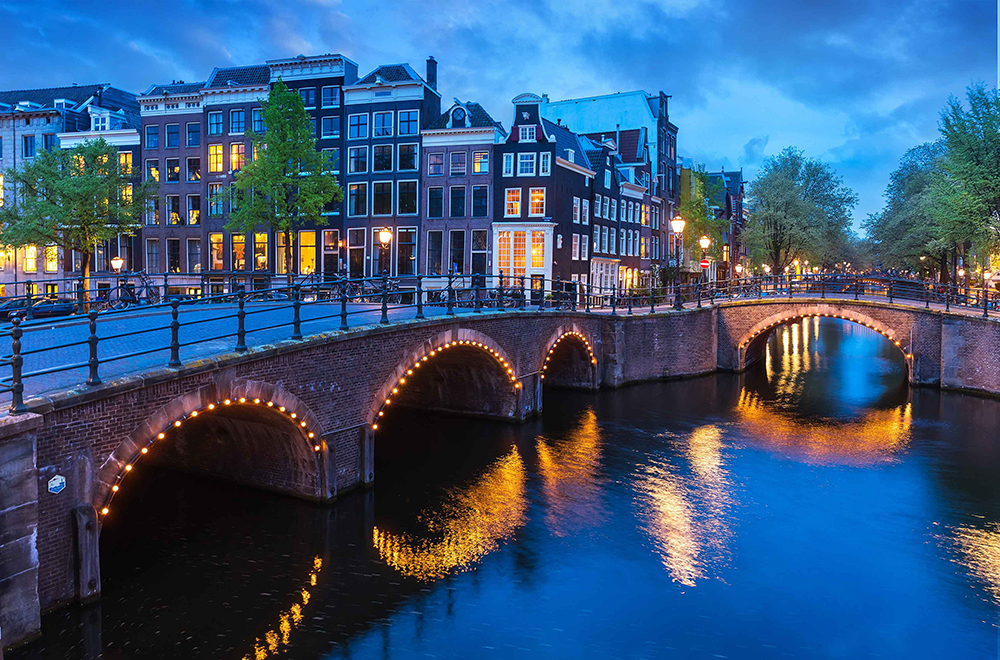 Br24 Farbkorrektur: Brücke über einen Kanal in Amsterdam vor der Farbkorrektur