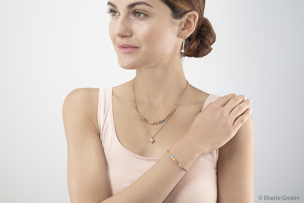 Br24 E-Commerce Colour Correction, skin retouch, after: Portrait of a woman with jewelry