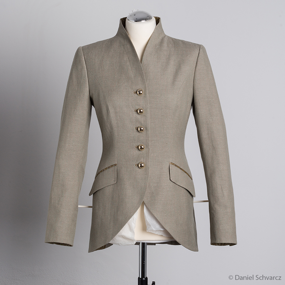 Br24 E-Commerce: Jacket on a mannequin before the ghost model technique