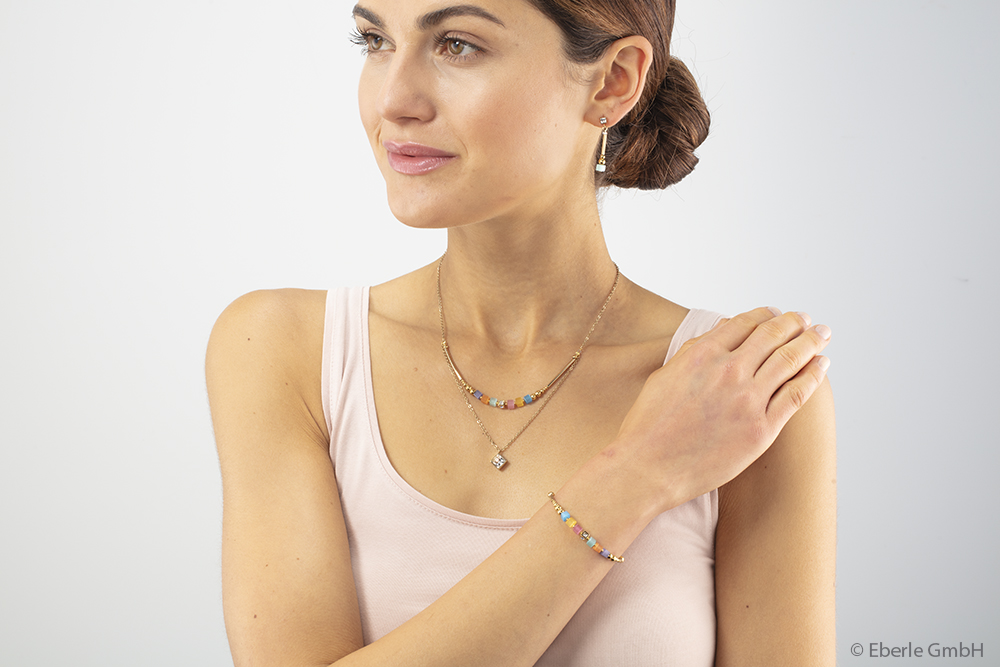 Br24 E-Commerce Colour Correction, skin retouch, before: Portrait of a woman with jewelry