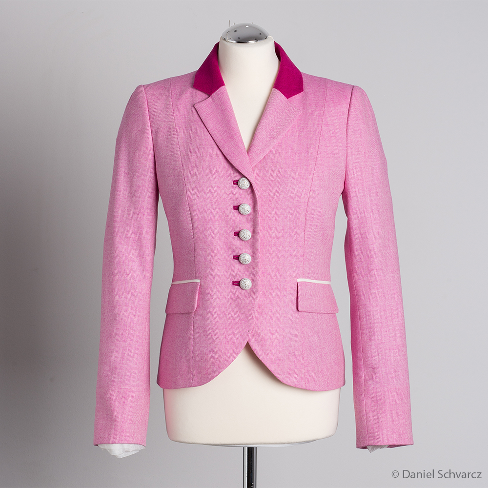 Br24 E-Commerce, Ghostmodel, vorher: Pinke Jacke an einer Büste