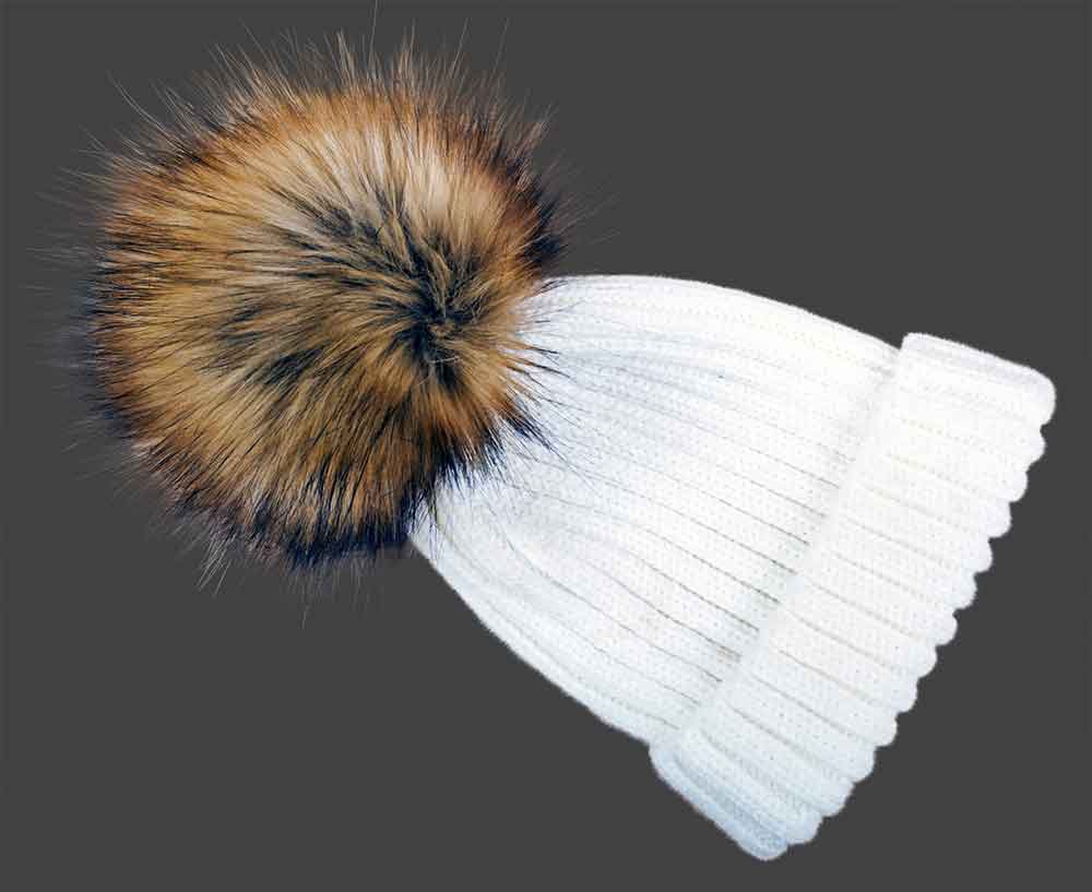 Br24 E-Commerce: woolen hat with a large fur pompom on a dark gray background