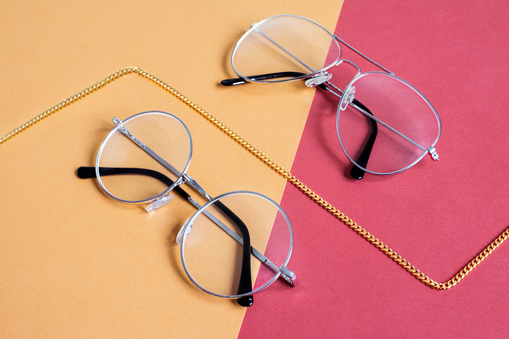 Br24 Retouching: Two pairs of glasses on a colourful background after retouching
