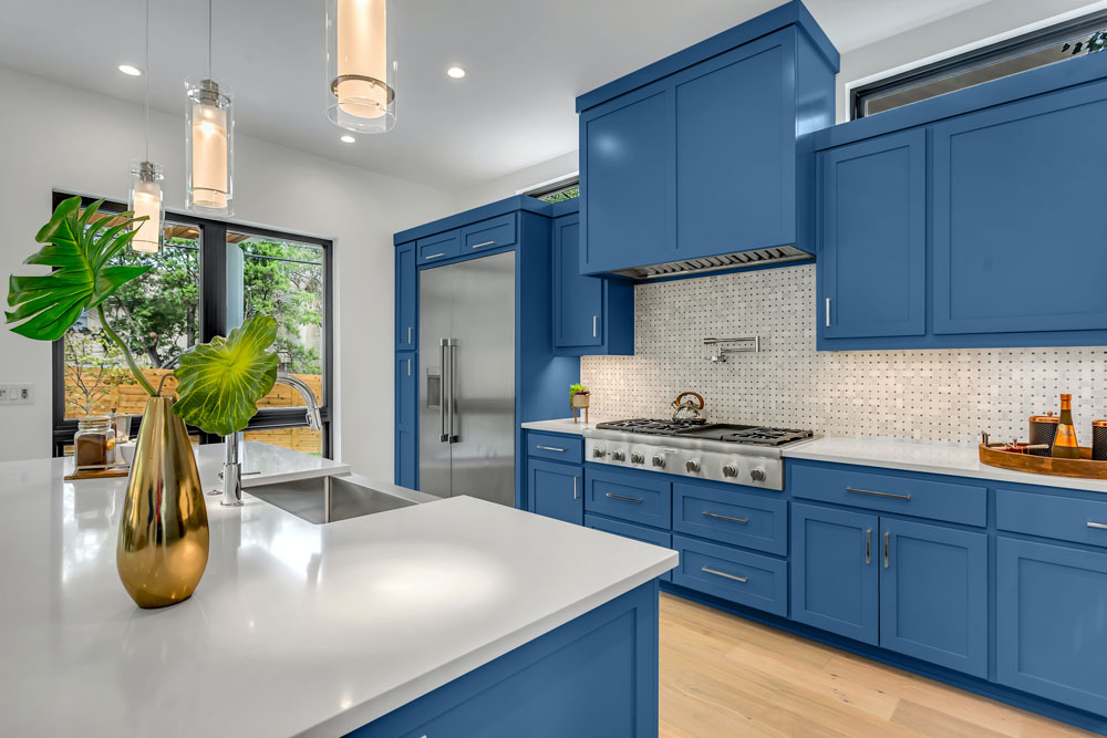 Br24 Farbkorrektur: Ansicht einer Küche mit blauen Küchenfronten