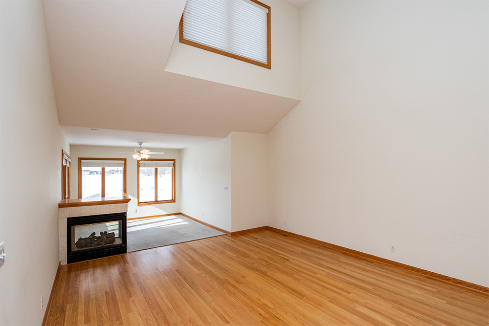 Br24 Architektur & Immobilien: leeres Wohnzimmer ohne Einrichtung und Möbel vor Virtual Staging
