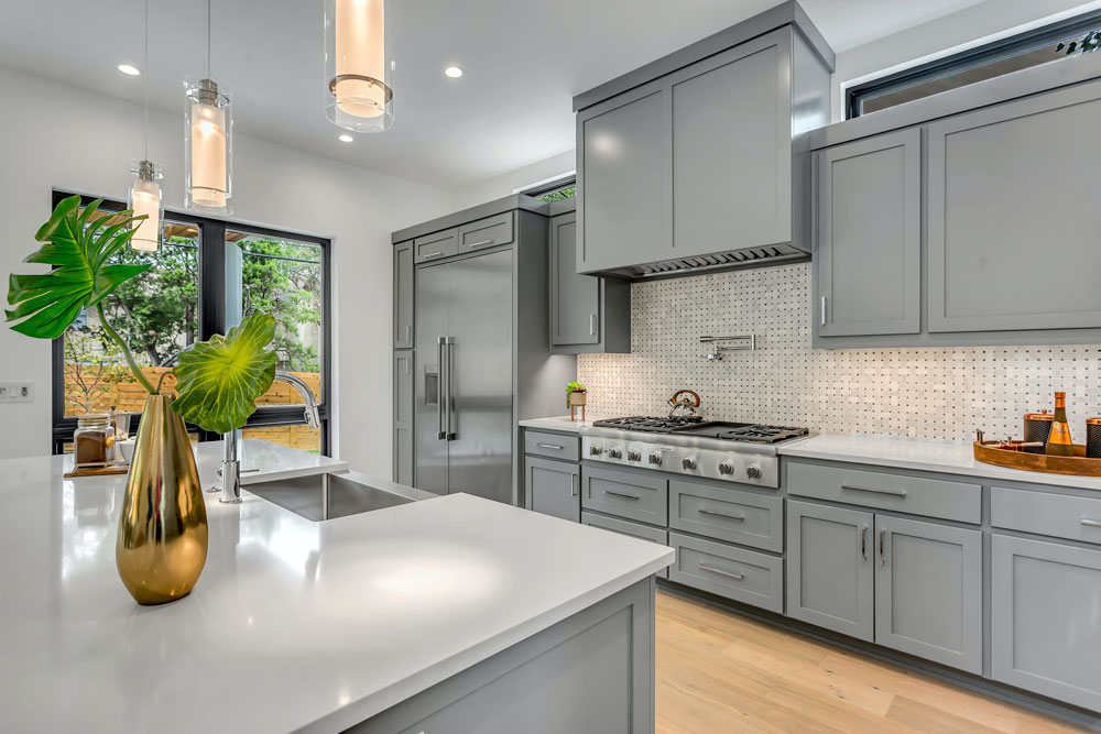 Br24 Colour Correction: View of a kitchen with gray kitchen fronts