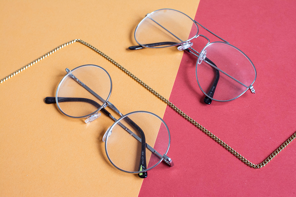 Br24 Retouching: Two pairs of glasses on a colourful background before retouching