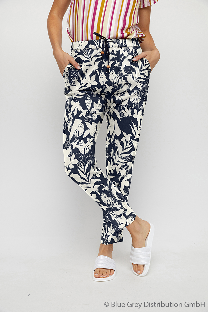 Br24 E-commerce: female model in comfortable trousers with a floral pattern