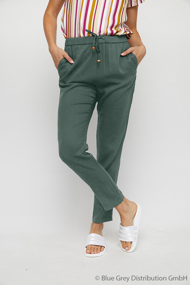 Br24 E-commerce: female model in comfortable trousers in solid green