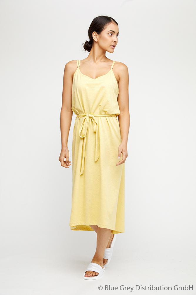 Br24 Farbkorrektur: weibliches Model trägt ein bequemes gelbes Kleid