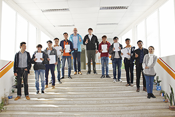 Br24 Vietnam Reach Project, Graduation of the programmers, group photo students with Br24 contract / Br24 Vietnam Reach Projekt, Abschluss der Programmierer, Gruppenfoto Studenten mit Br24 Arbeitsvertrag